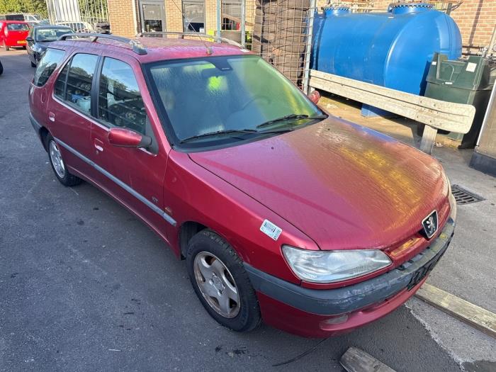 Peugeot 306 Break 1.8i XT,ST Samochód złomowany (1998, Czerwony)