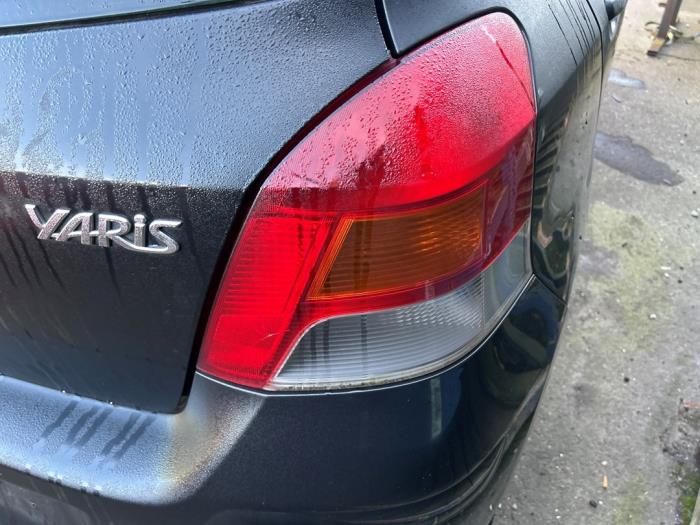 Toyota Yaris II 1.33 16V Dual VVT-I Skrotfordon (2009, ZWART)