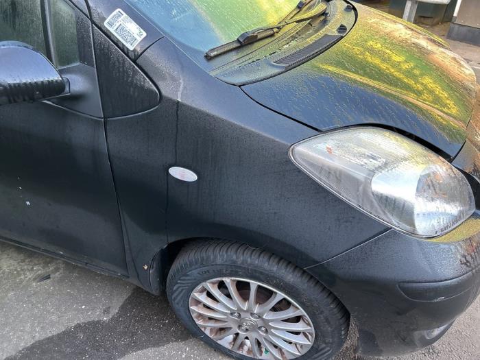 Toyota Yaris II 1.33 16V Dual VVT-I Skrotfordon (2009, ZWART)