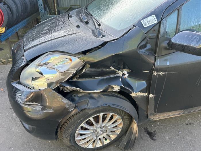 Toyota Yaris II 1.33 16V Dual VVT-I Skrotfordon (2009, ZWART)
