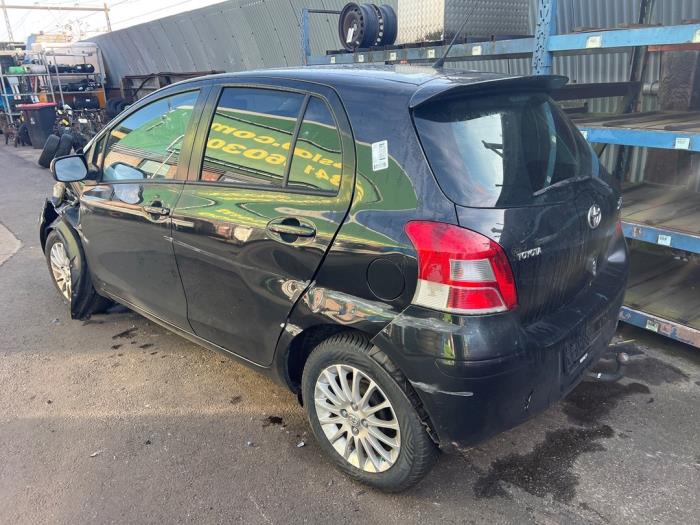 Toyota Yaris II 1.33 16V Dual VVT-I Skrotfordon (2009, ZWART)