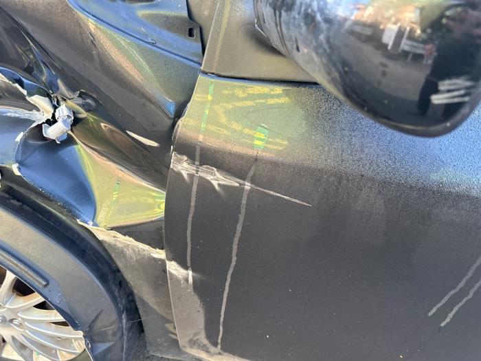 Toyota Yaris II 1.33 16V Dual VVT-I Skrotfordon (2009, ZWART)