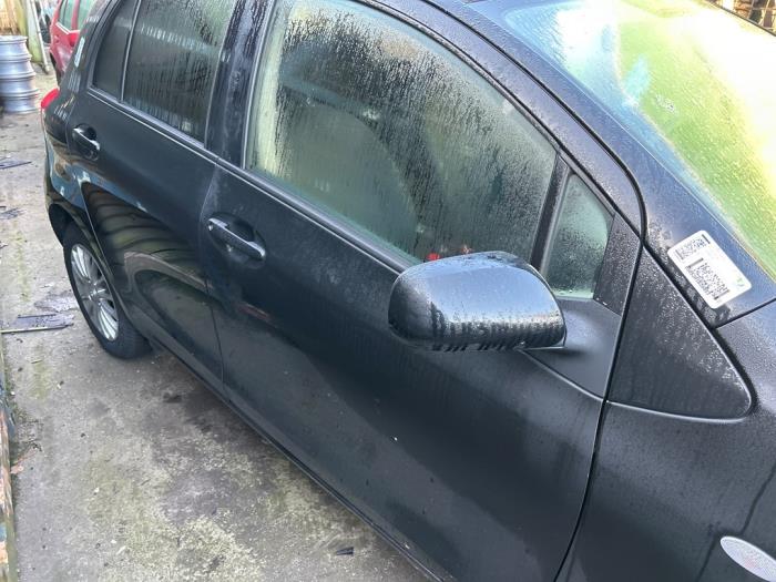 Toyota Yaris II 1.33 16V Dual VVT-I Skrotfordon (2009, ZWART)