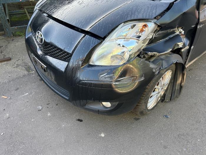 Toyota Yaris II 1.33 16V Dual VVT-I Skrotfordon (2009, ZWART)