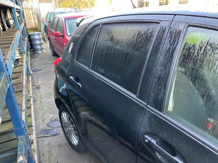 Toyota Yaris II 1.33 16V Dual VVT-I Skrotfordon (2009, ZWART)