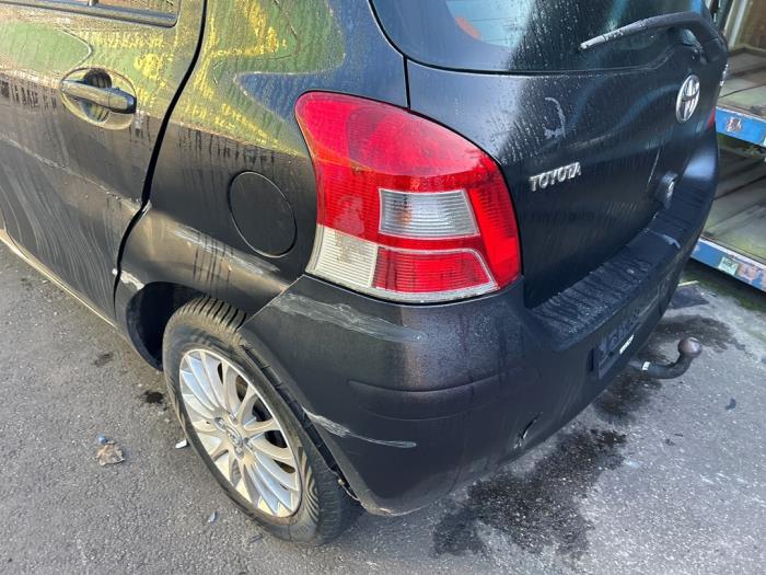 Toyota Yaris II 1.33 16V Dual VVT-I Skrotfordon (2009, ZWART)