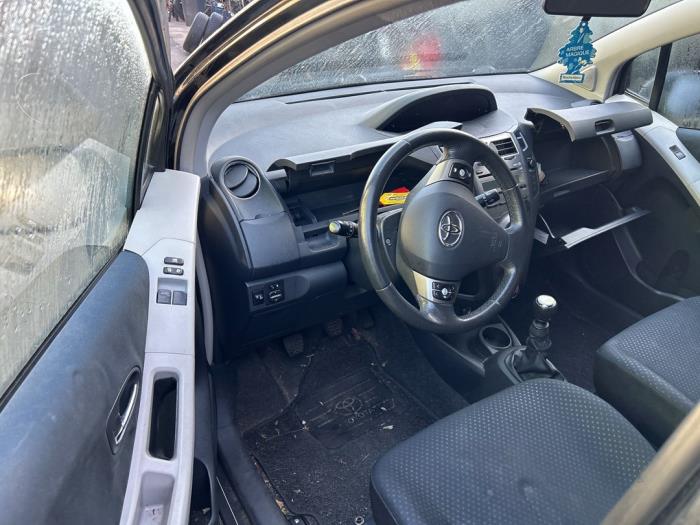 Toyota Yaris II 1.33 16V Dual VVT-I Skrotfordon (2009, ZWART)