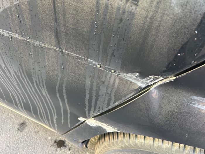 Toyota Yaris II 1.33 16V Dual VVT-I Skrotfordon (2009, ZWART)