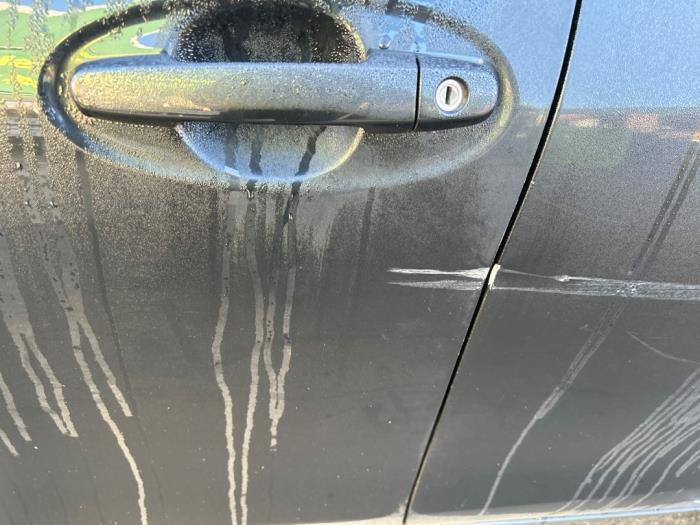 Toyota Yaris II 1.33 16V Dual VVT-I Skrotfordon (2009, ZWART)