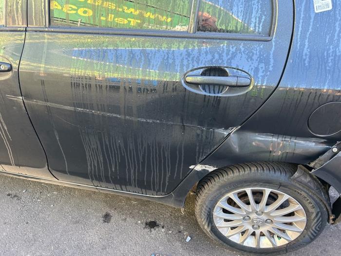 Toyota Yaris II 1.33 16V Dual VVT-I Skrotfordon (2009, ZWART)