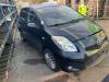Toyota Yaris II 1.33 16V Dual VVT-I Skrotfordon (2009, ZWART)