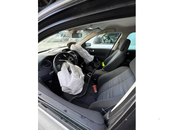 Renault Megane II Grandtour 2.0 16V Skrotfordon (2008, GRIJS)