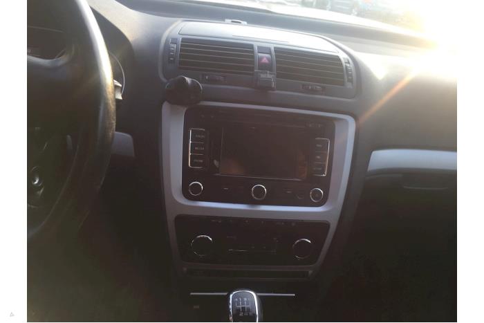 Skoda Octavia Combi 1.2 TSI Samochód złomowany (2011, Czerwony)