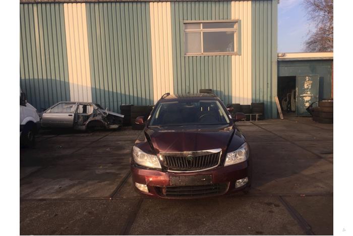 Skoda Octavia Combi 1.2 TSI Samochód złomowany (2011, Czerwony)