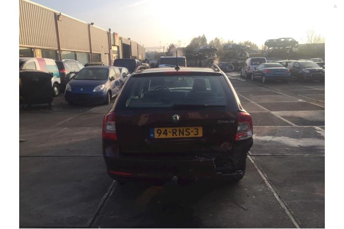 Skoda Octavia Combi 1.2 TSI Samochód złomowany (2011, Czerwony)