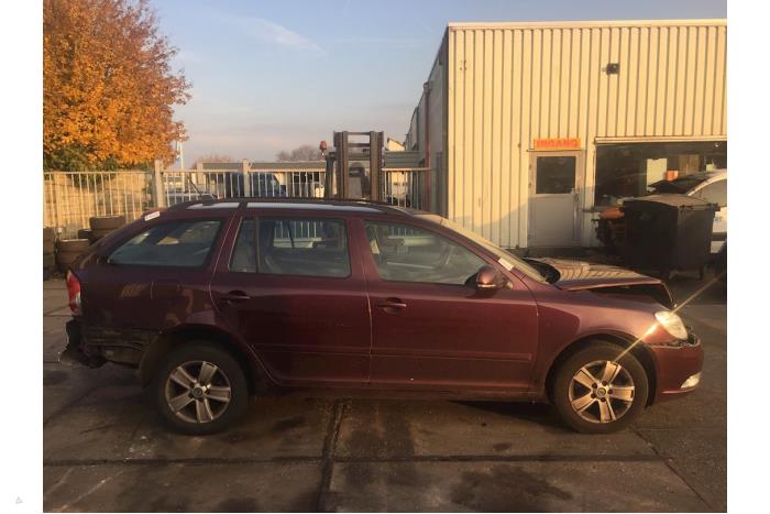 Skoda Octavia Combi 1.2 TSI Samochód złomowany (2011, Czerwony)