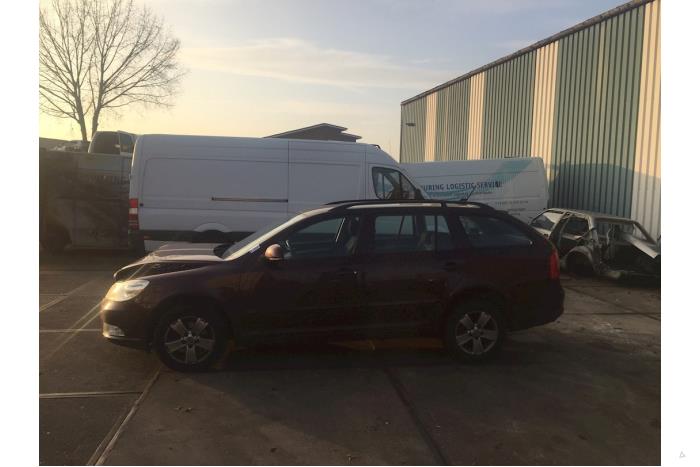 Skoda Octavia Combi 1.2 TSI Samochód złomowany (2011, Czerwony)