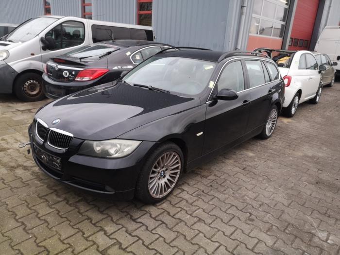 BMW 3 serie Touring 320i 16V Skrotfordon (2007, ZWART)