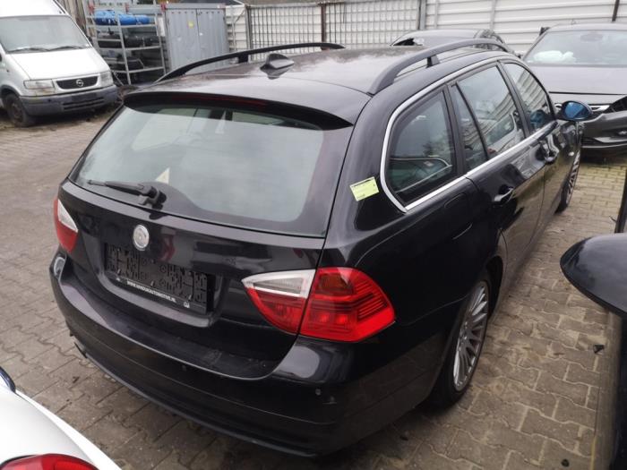 BMW 3 serie Touring 320i 16V Skrotfordon (2007, ZWART)