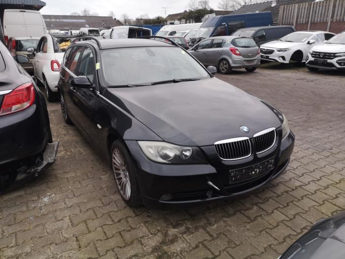 BMW 3 serie Touring 320i 16V Skrotfordon (2007, ZWART)