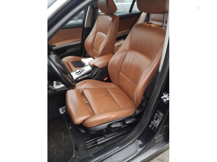 BMW 3 serie Touring 320i 16V Skrotfordon (2007, ZWART)