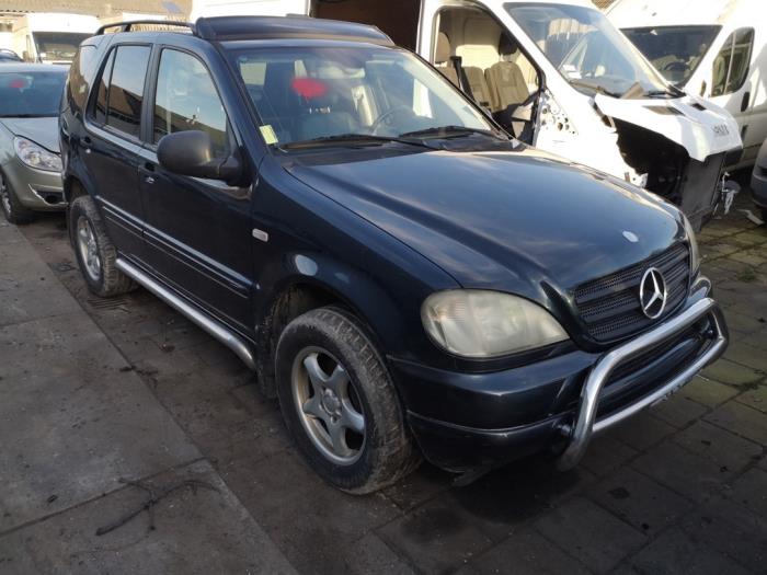 Mercedes ML I 430 4.3 V8 24V Autom. Skrotfordon (2000, ZWART)