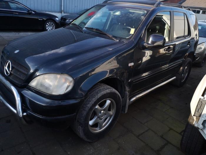 Mercedes ML I 430 4.3 V8 24V Autom. Skrotfordon (2000, ZWART)