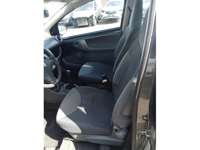 Peugeot 107 1.0 12V Skrotfordon (2008, GRIJS)