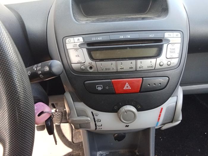 Peugeot 107 1.0 12V Skrotfordon (2008, GRIJS)