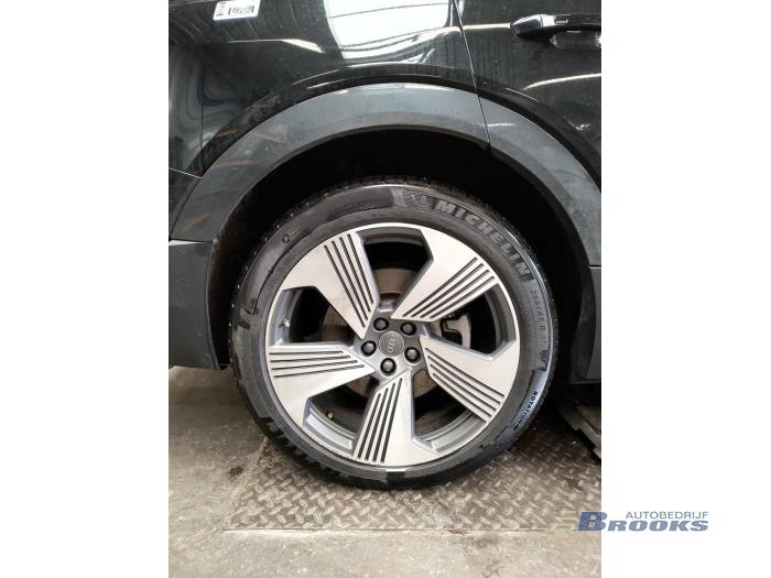 Audi e-tron 55 quattro Skrotfordon (2020, ZWART)