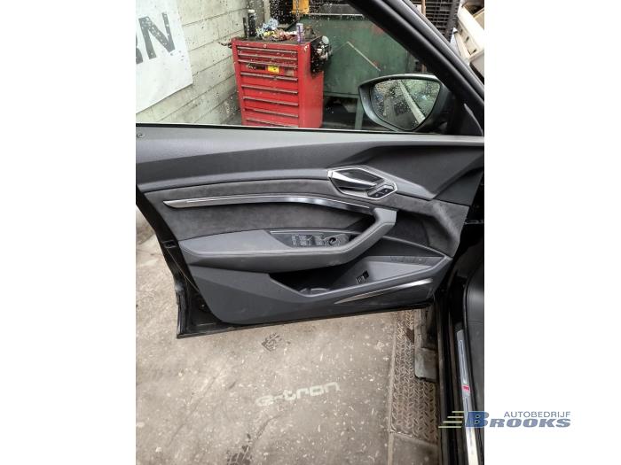 Audi e-tron 55 quattro Skrotfordon (2020, ZWART)