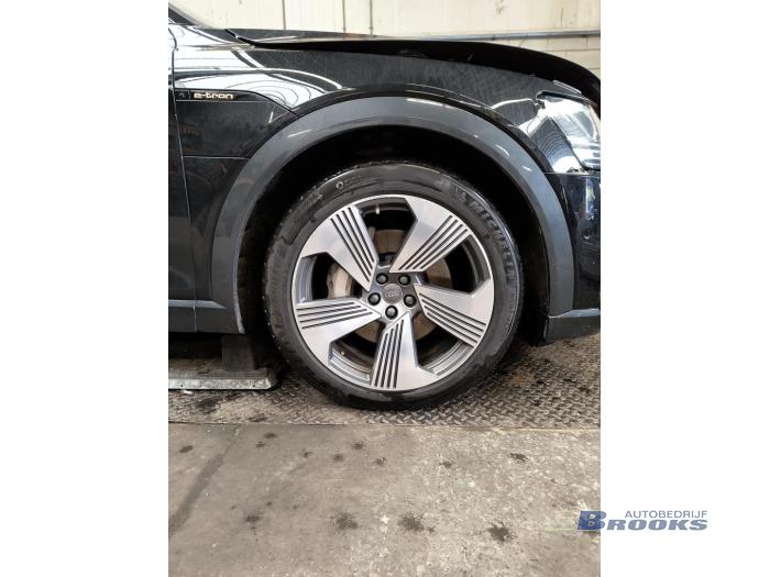 Audi e-tron 55 quattro Skrotfordon (2020, ZWART)