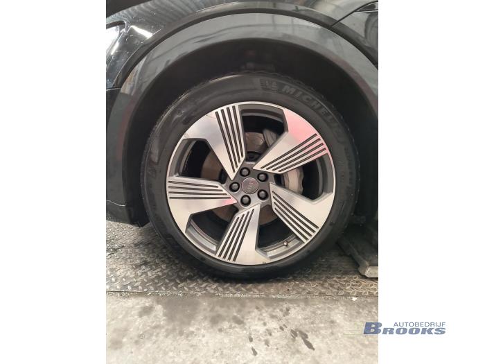 Audi e-tron 55 quattro Skrotfordon (2020, ZWART)