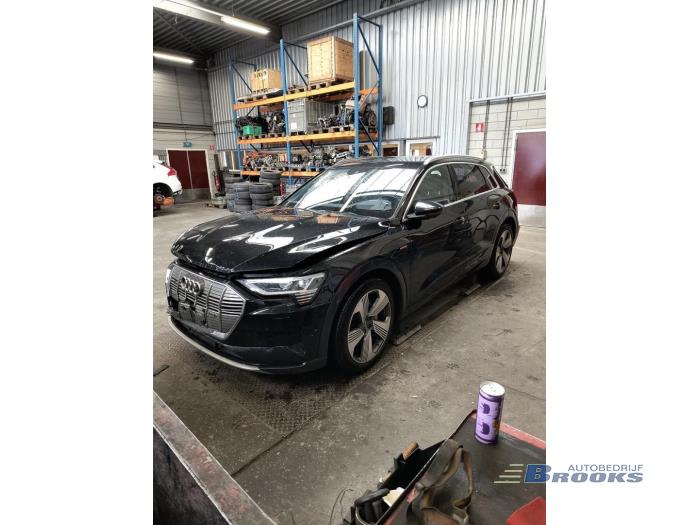 Audi e-tron 55 quattro Skrotfordon (2020, ZWART)