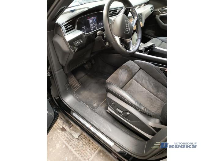 Audi e-tron 55 quattro Skrotfordon (2020, ZWART)