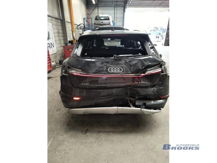 Audi e-tron 55 quattro Skrotfordon (2020, ZWART)