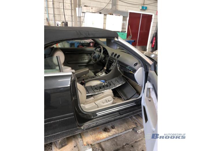 Audi A4 Cabriolet 3.0 V6 30V Skrotfordon (2003, ZWART)
