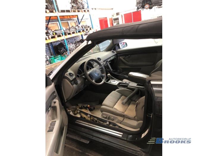 Audi A4 Cabriolet 3.0 V6 30V Skrotfordon (2003, ZWART)
