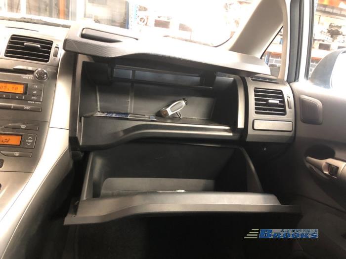 Toyota Auris 1.6 Dual VVT-i 16V Samochód złomowany (2007, Szary)