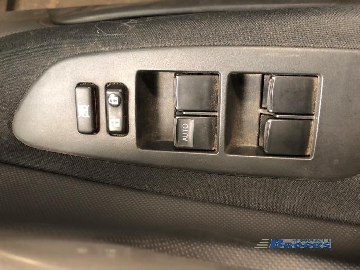 Toyota Auris 1.6 Dual VVT-i 16V Samochód złomowany (2007, Szary)