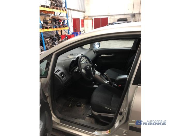 Toyota Auris 1.6 Dual VVT-i 16V Samochód złomowany (2007, Szary)