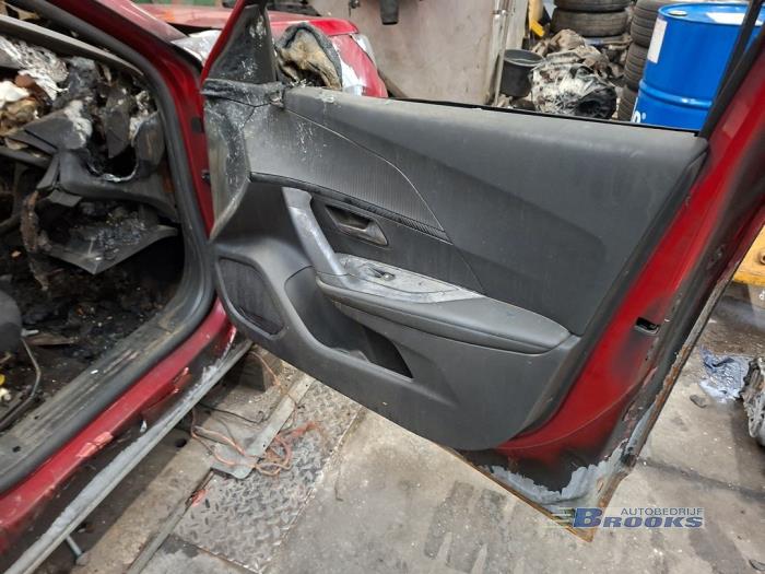 Peugeot 2008 e-2008 50 kWh Samochód złomowany (2020, Czerwony)