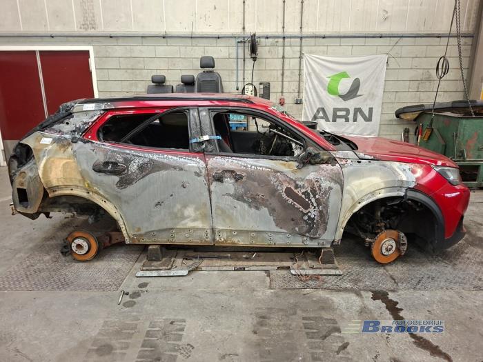 Peugeot 2008 e-2008 50 kWh Samochód złomowany (2020, Czerwony)