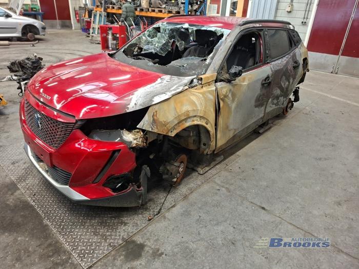 Peugeot 2008 e-2008 50 kWh Samochód złomowany (2020, Czerwony)