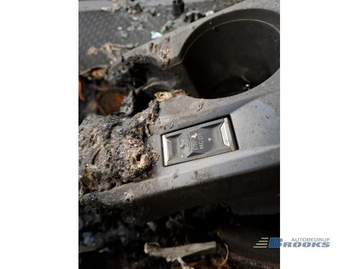 Peugeot 2008 e-2008 50 kWh Samochód złomowany (2020, Czerwony)