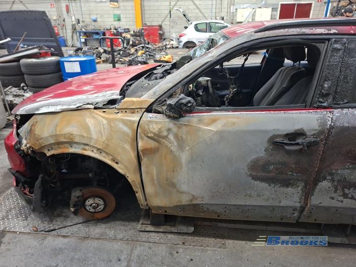 Peugeot 2008 e-2008 50 kWh Samochód złomowany (2020, Czerwony)