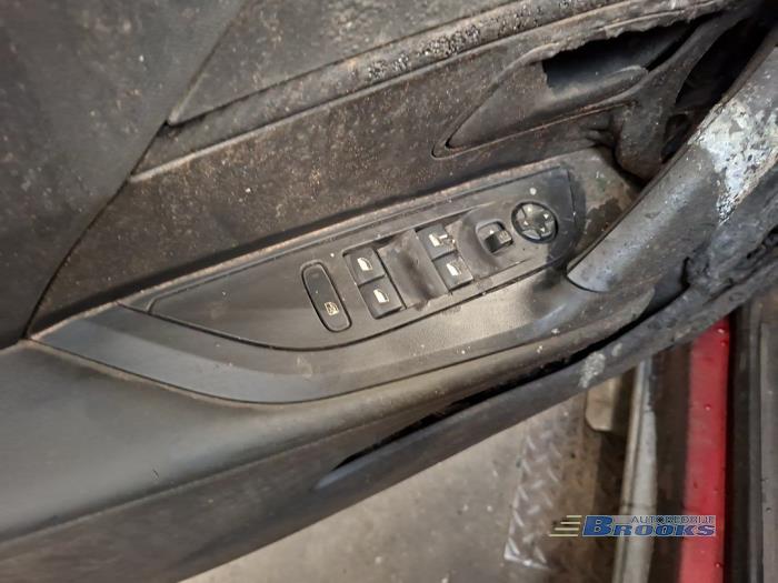 Peugeot 2008 e-2008 50 kWh Samochód złomowany (2020, Czerwony)