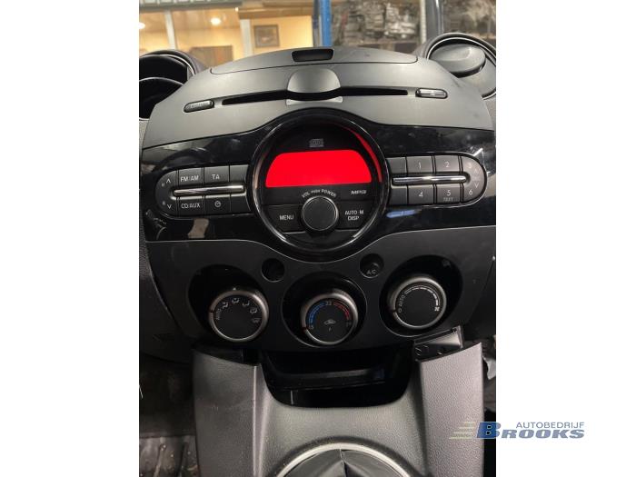 Mazda 2 1.6 MZ-CD 16V Skrotfordon (2011, BRUIN)