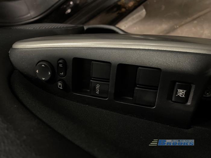 Mazda 2 1.6 MZ-CD 16V Skrotfordon (2011, BRUIN)