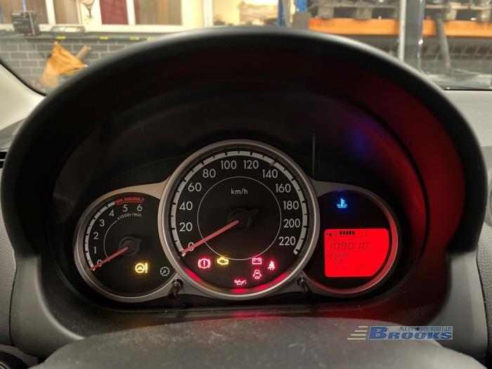 Mazda 2 1.6 MZ-CD 16V Skrotfordon (2011, BRUIN)